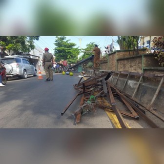 Satpol PP Rutin Patroli Reklame Tak Berizin Dibongkar