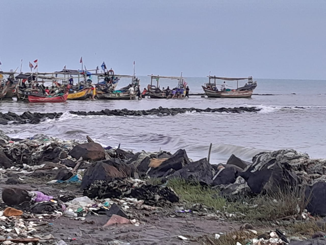 TOLONG! Jetty Rusak, Muara Bugel Dangkal, Perahu Nelayan Tidak Bisa Keluar Masuk