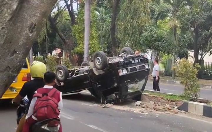  Sebuah Mobil Pickap Alami Kecelakaan Terguling Nabrak Median di Sumber