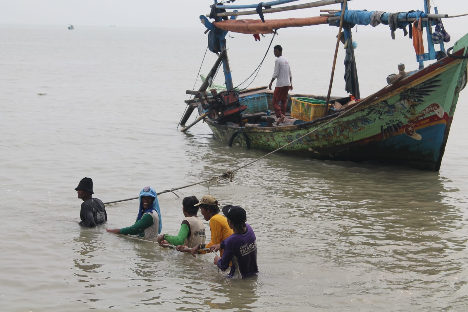 Cuaca Ekstrem Nelayan Pantura Pindah Wilayah Tangkap