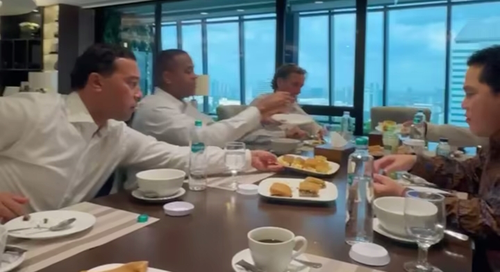 Patrick Kluivert Terus Nikmati Kulineran Indonesia Bareng Asisten dan Erick Thohir