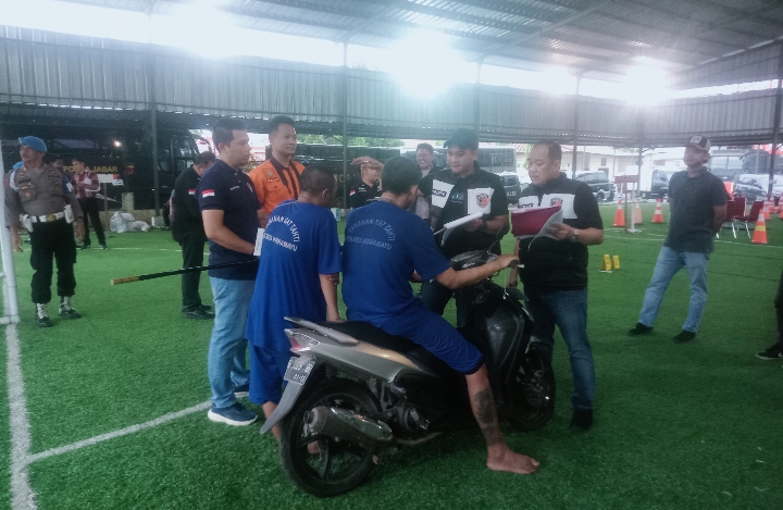 Rekonstruksi Pembunuhan Satu Keluarga di Indramayu Peragakan 90 Adegan di Bawah Hujan Deras