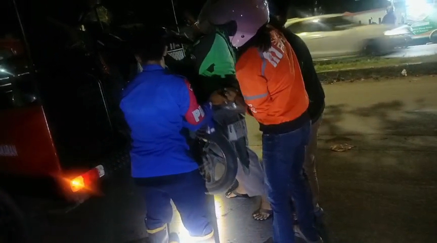Rangka Depan Motor Patah, Damkar Bantu Evakuasi