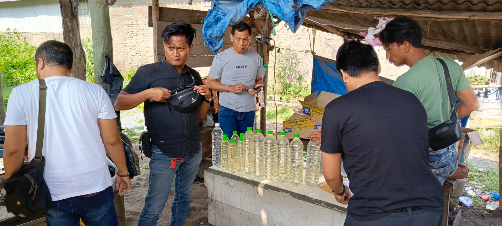 Satresnarkoba Polresta Cirebon Sita Puluhan Botol Miras