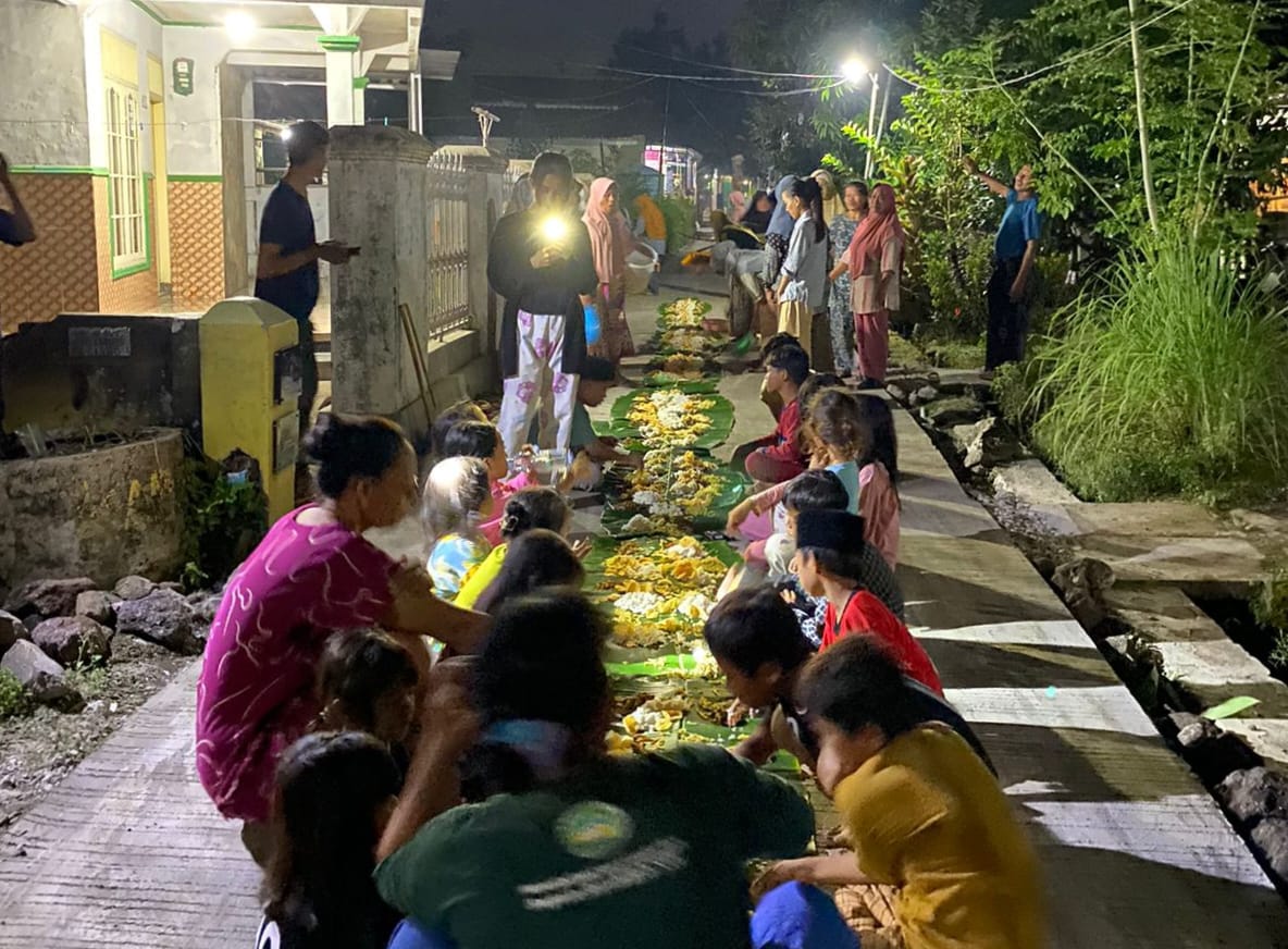 Jalan Mulus, Warga Desa Tulungagung Gelar Syukuran dengan Makan Bersama di Jalan Desa