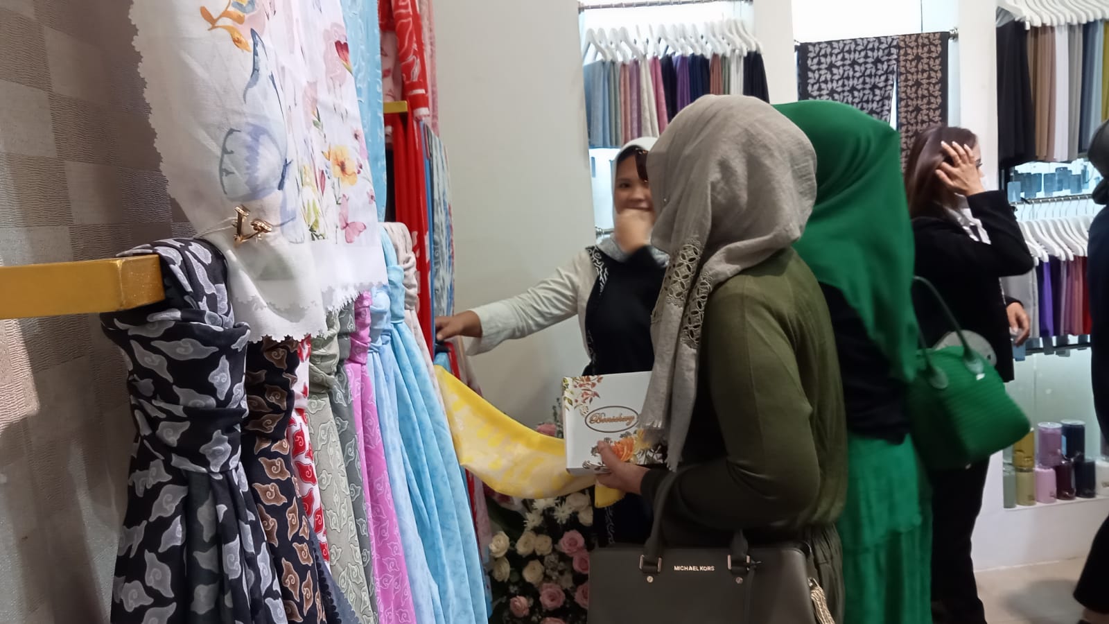 Asyik! Umae Tris Hadirkan Kaos dan Hijab Cirebonan