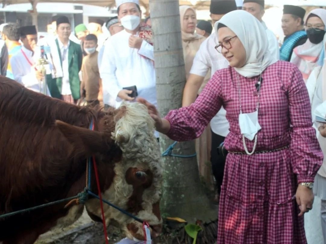 Imbau Pakai Wadah Ramah Lingkungan, Bupati Nina Salurkan Dua Hewan Kurban di Masjid Agung Indramayu