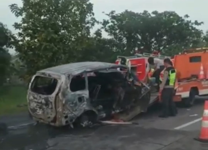 Tabrakan, Mobil Terbakar di Tol Cipali