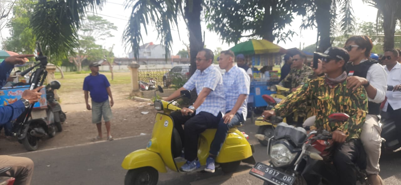 Baher-Kasan OTW Kantor KPUD Pakai Vespa dan Baju Kotak-kotak, Ternyata ini Alasannya 