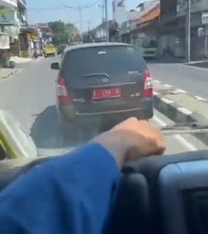 Mobil Dinas E1104 Halangi Mobil Damkar di Jalan Abdul Halim Hingga Viral di Medsos