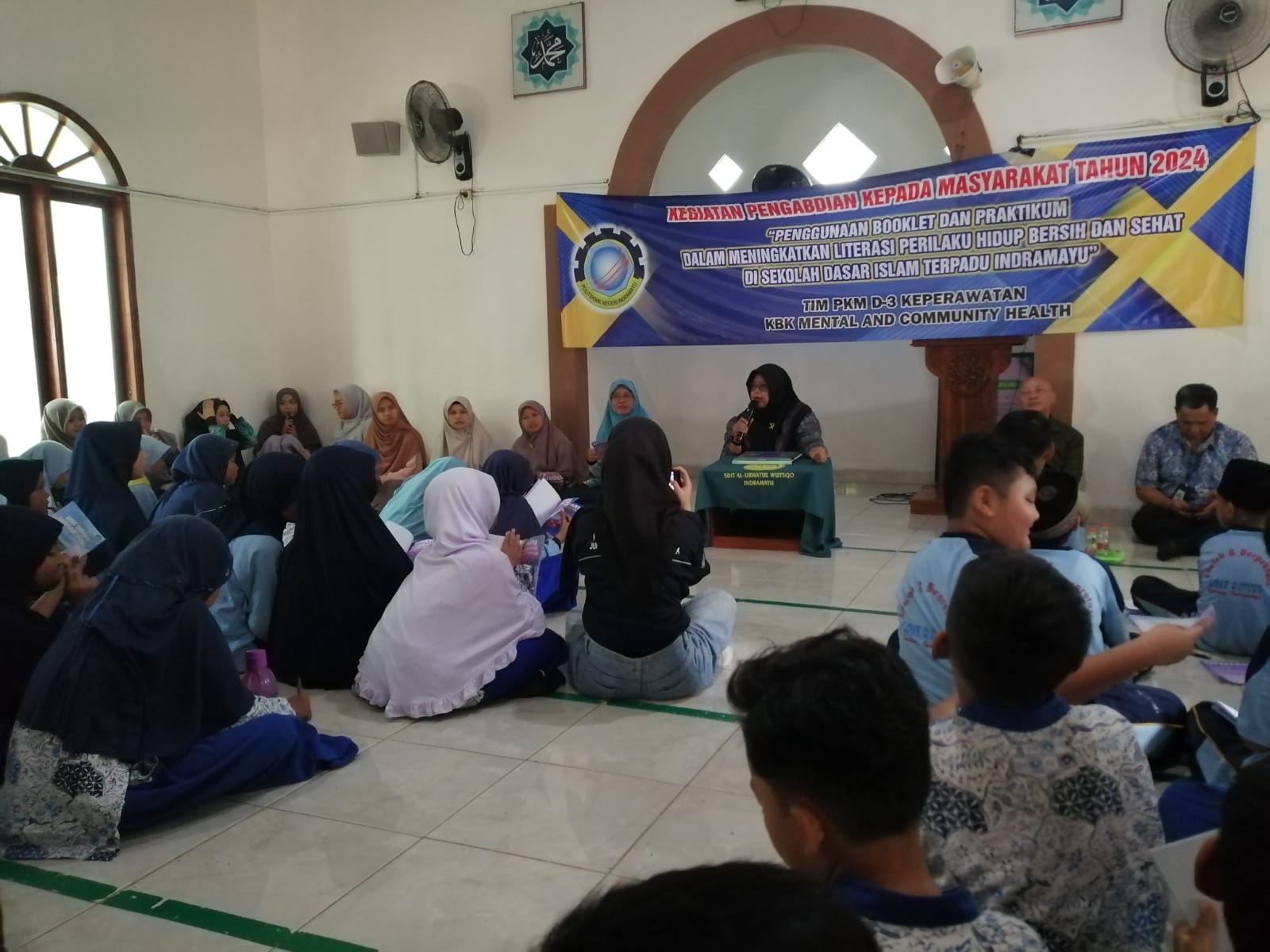 Tim PKM Polindra Gelar Penyuluhan PHBS untuk Tingkatkan Literasi Kesehatan Siswa SDIT Indramayu