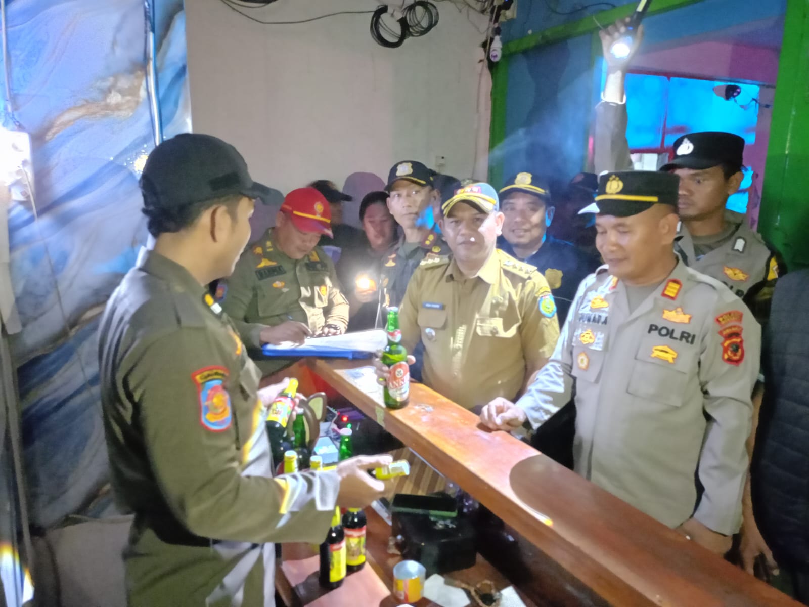 Razia Gabungan di Tukdana, Petugas Sita 3 Kardus Minuman Beralkohol