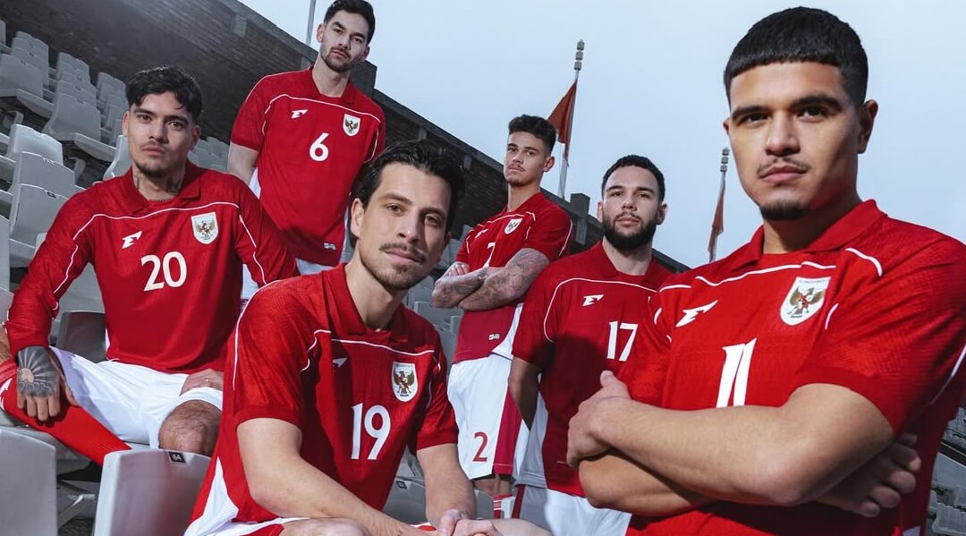 Lebih Suka Warna Merah, tapi Akui Putih Juga Bagus, Denny Landzaat Puji Kualitas Jersey Baru Timnas Indonesia