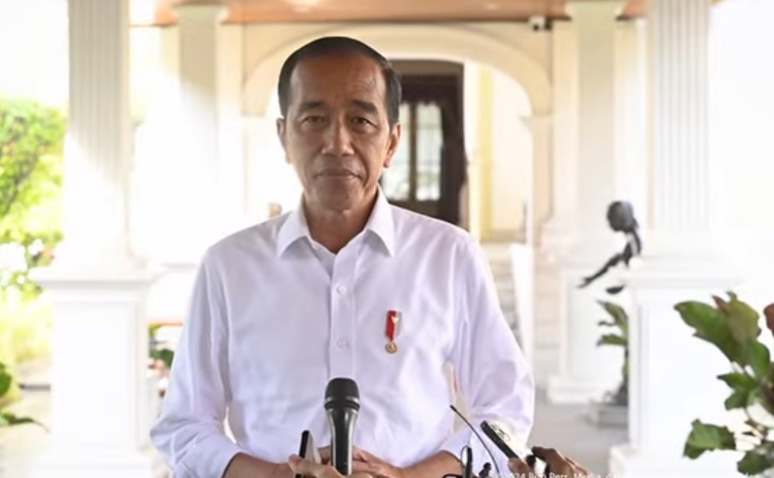 Senyum Tipis, Presiden Jokowi Tanggapi Beda Putusan Mahkamah Konstitusi dan DPR