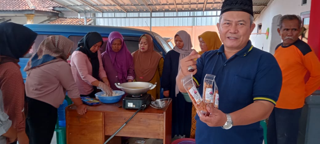 Latih Emak-Emak dalam Pembuatan Keripik Jamur Tiram