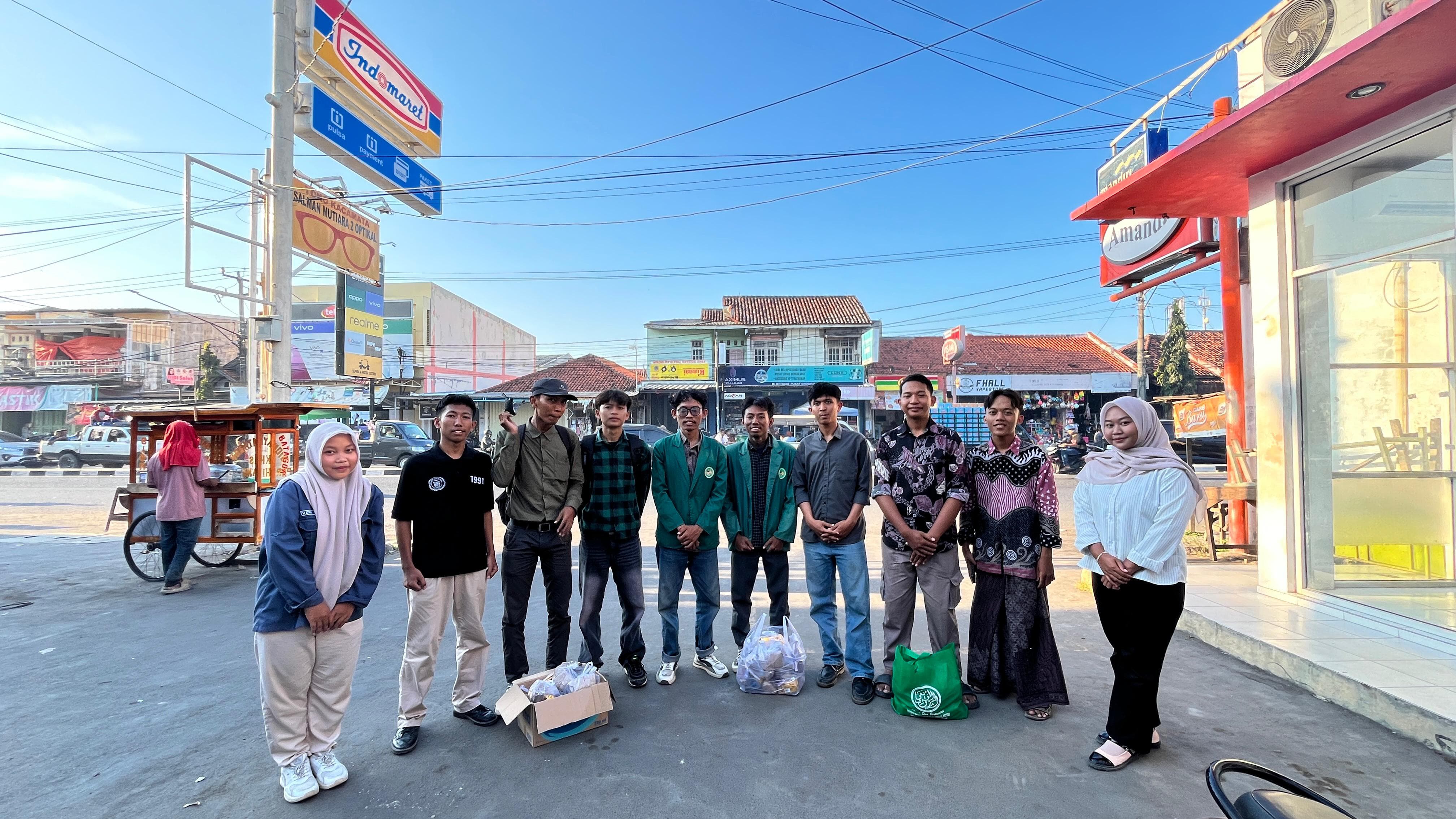 Hidupkan Kesadaran Sosial, BEM UDM Gelar Aksi 'Mutual Aid' di Karangampel