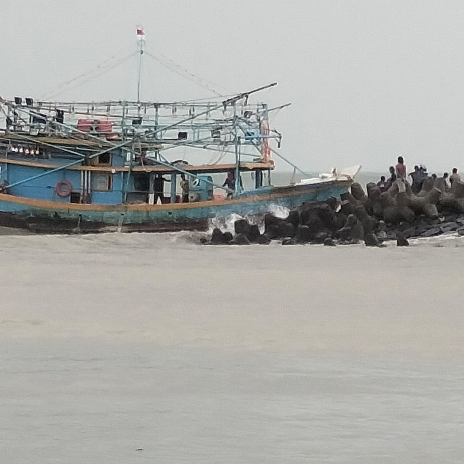 Nekad Melaut, Kapal Nelayan Cumi Terbalik Digulung Ombak, ABK Selamat