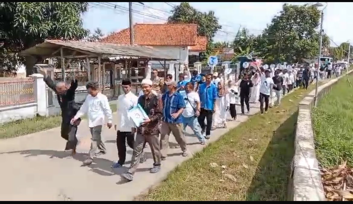 Ratusan Warga Desa Tersana Antar Ustad Muamar Kadapi Ambil Nomor Urut Secara Patungan