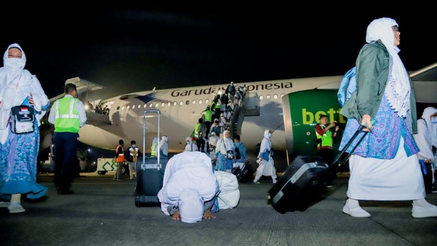 Sujud Syukur Warnai Kedatangan Jemaah SOC 1 di Bandara Adi Sumarmo