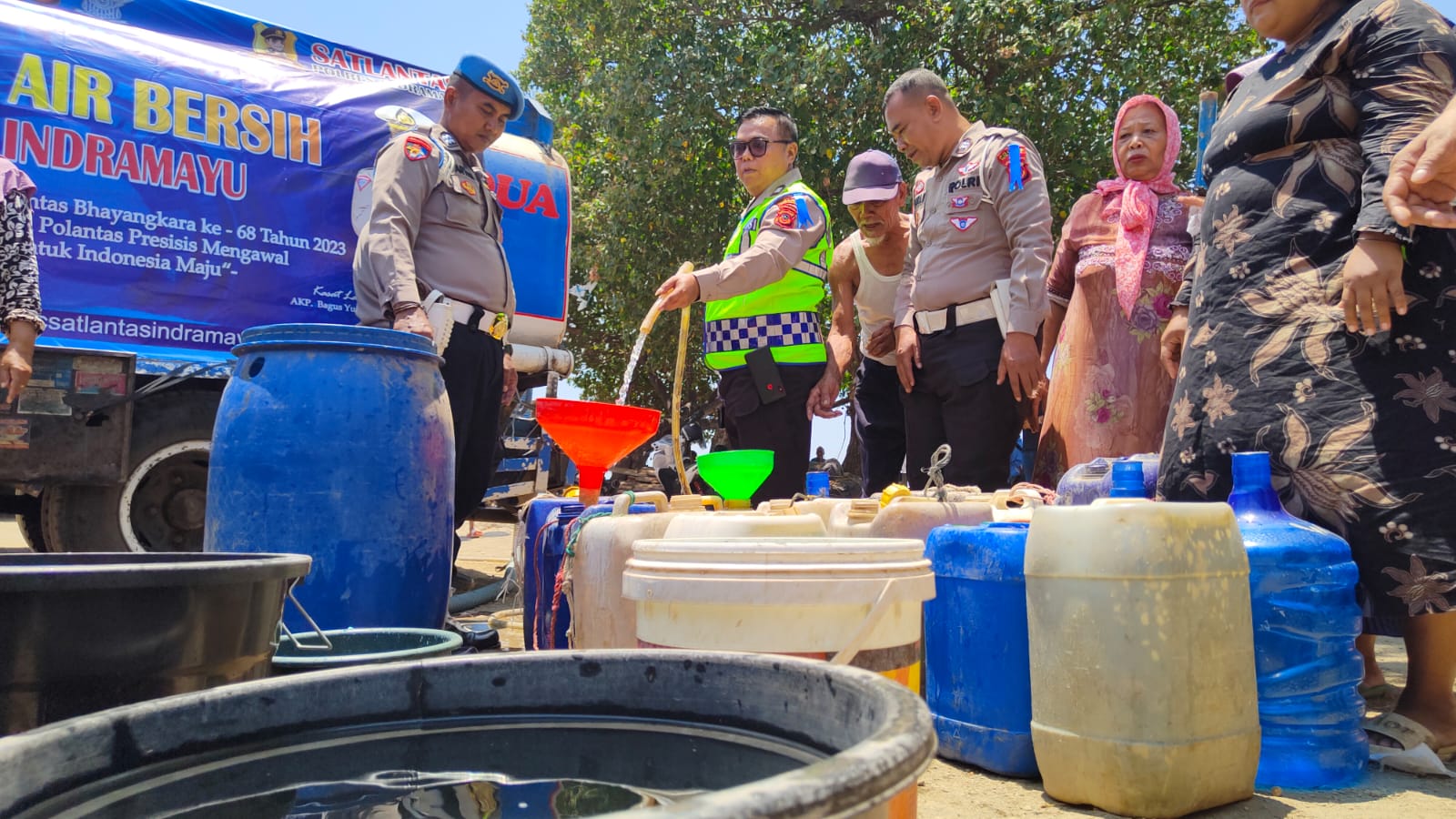 Warga Dadap Rela Antre Demi Mendapatkan Air Bersih dari Polres Indramayu