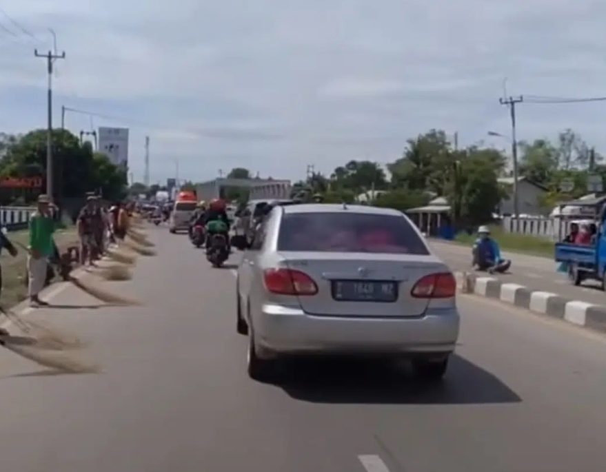 Tradisi Penyapu Koin di Jembatan Sewo, Mitos Sawer untuk Keselamatan