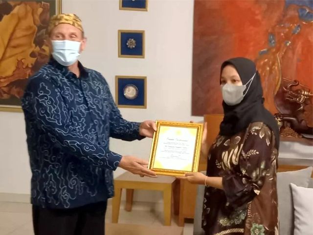 Sri Tanjung Sugiarti Tarka,  Gadis 24 Tahun Penerjemah Naskah Kuno