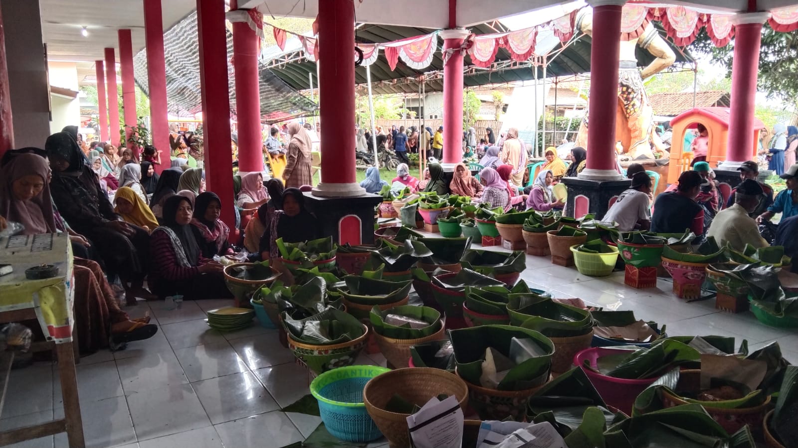Ribuan Tumpeng Meriahkan Adat Sedekah Bumi di Desa Lobener Lor