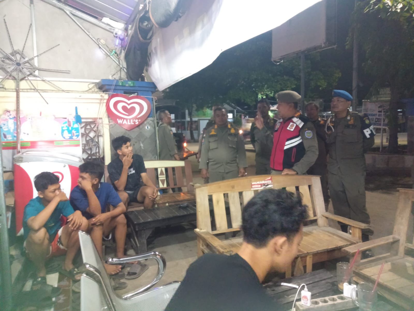 Berlakukan Jam Malam, Satpol PP Sisir Jalanan Kota Indramayu