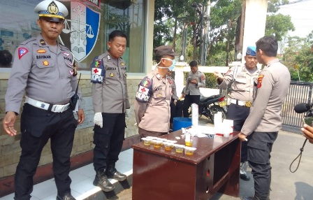 Puluhan Anggota Polisi Jalani  Tes Urine, Jika Positif Kena Sanksi