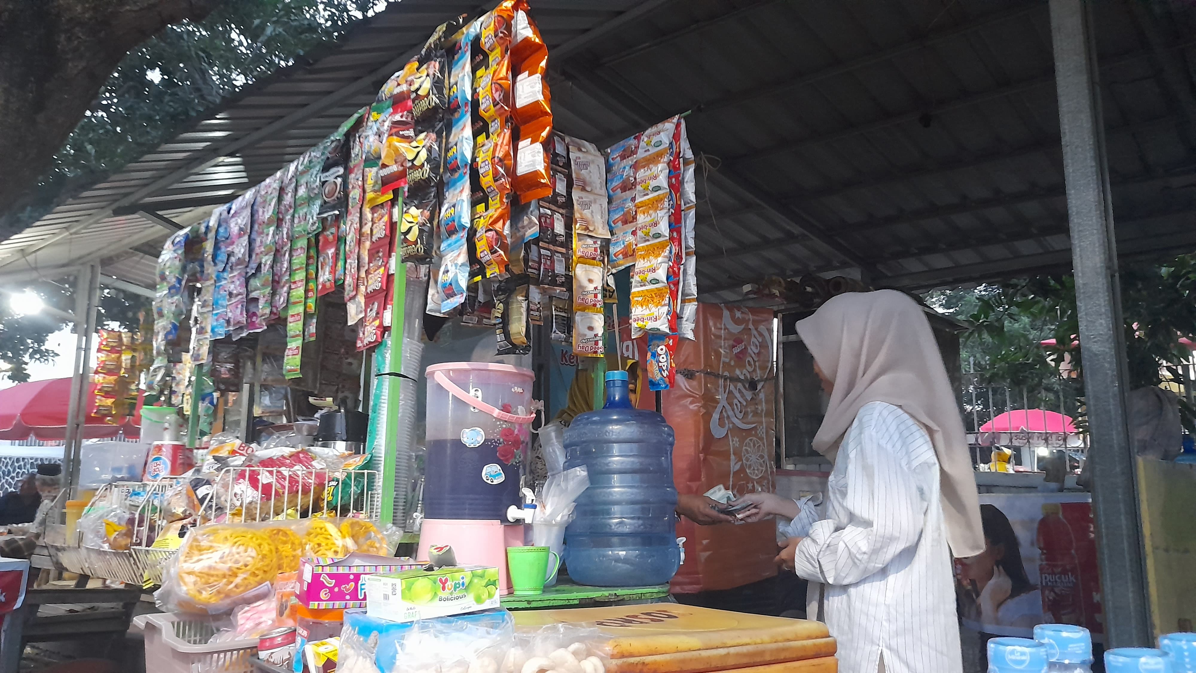 Masjid Agung Indramayu Selalu Ramai Pengunjung, Pelaku UMKM Merasa Diuntungkan 