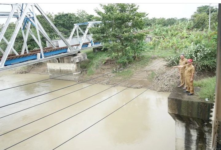 Antisipasi Banjir, Satgas Rutin Pantau Debit Air Sungai Cipunegara 