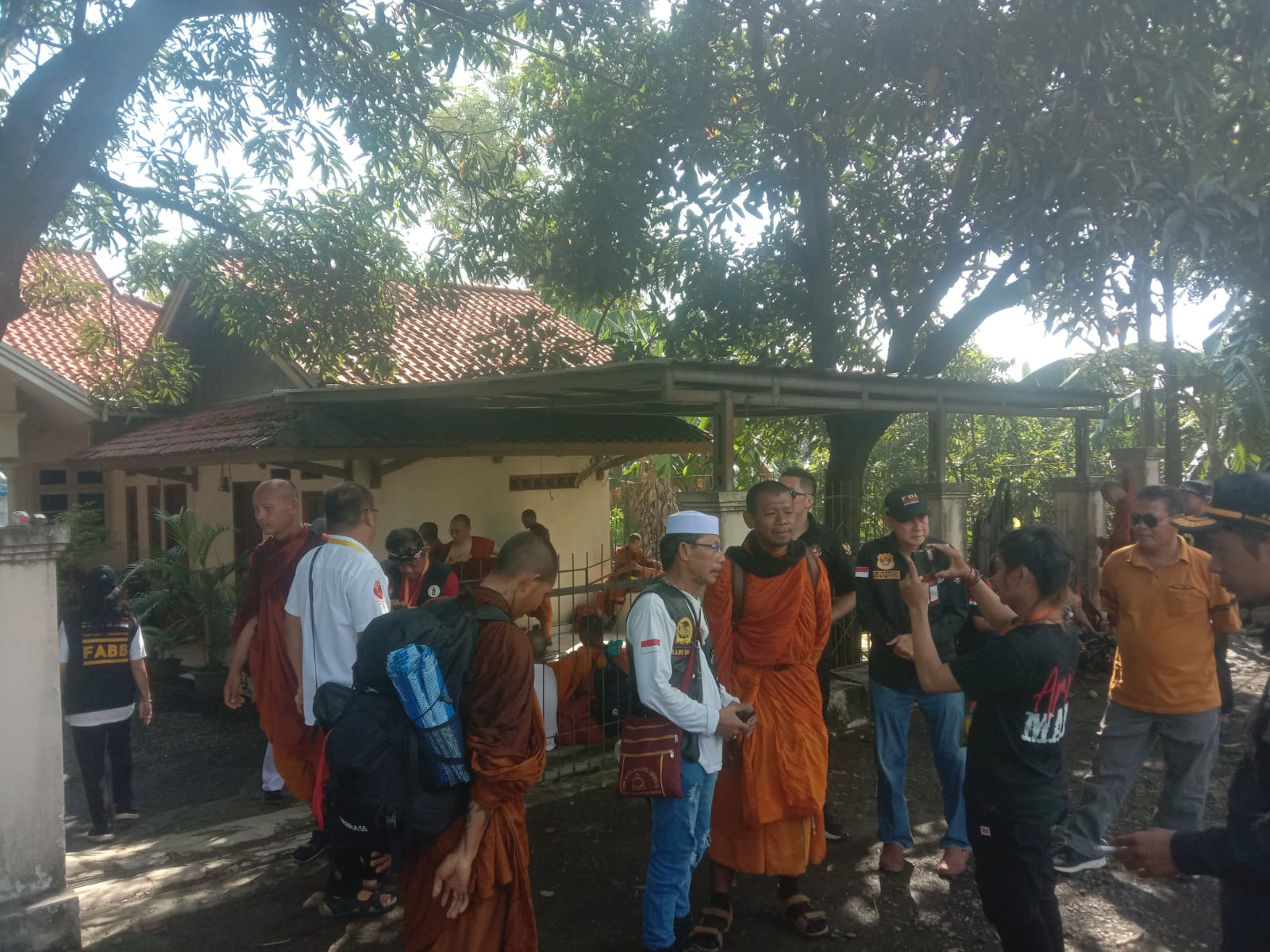 38 Biksu Thudong Internasional Tiba di Indramayu, Laskar Macan Ali Siap Kawal Hingga Borobudur