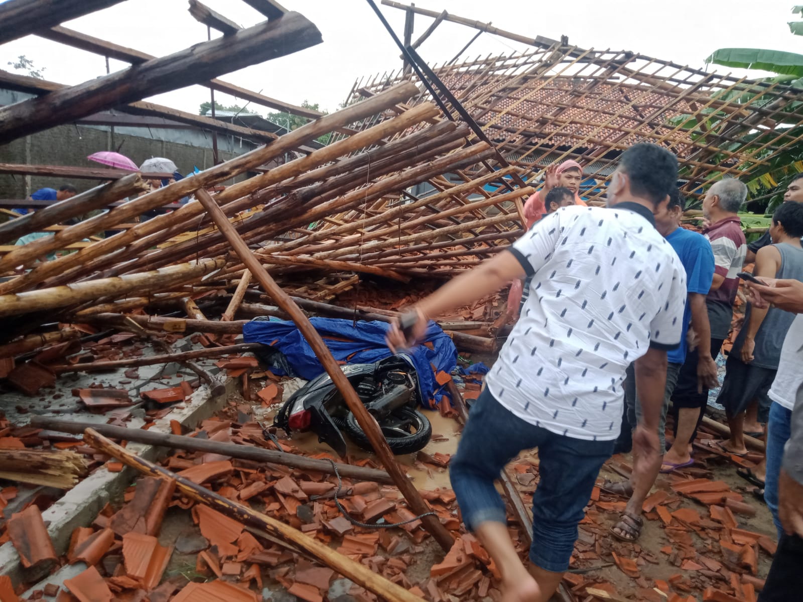 Innalillahi, Kurir Paket Tewas Tertimpa Bangunan Saat Berteduh di Plumbon