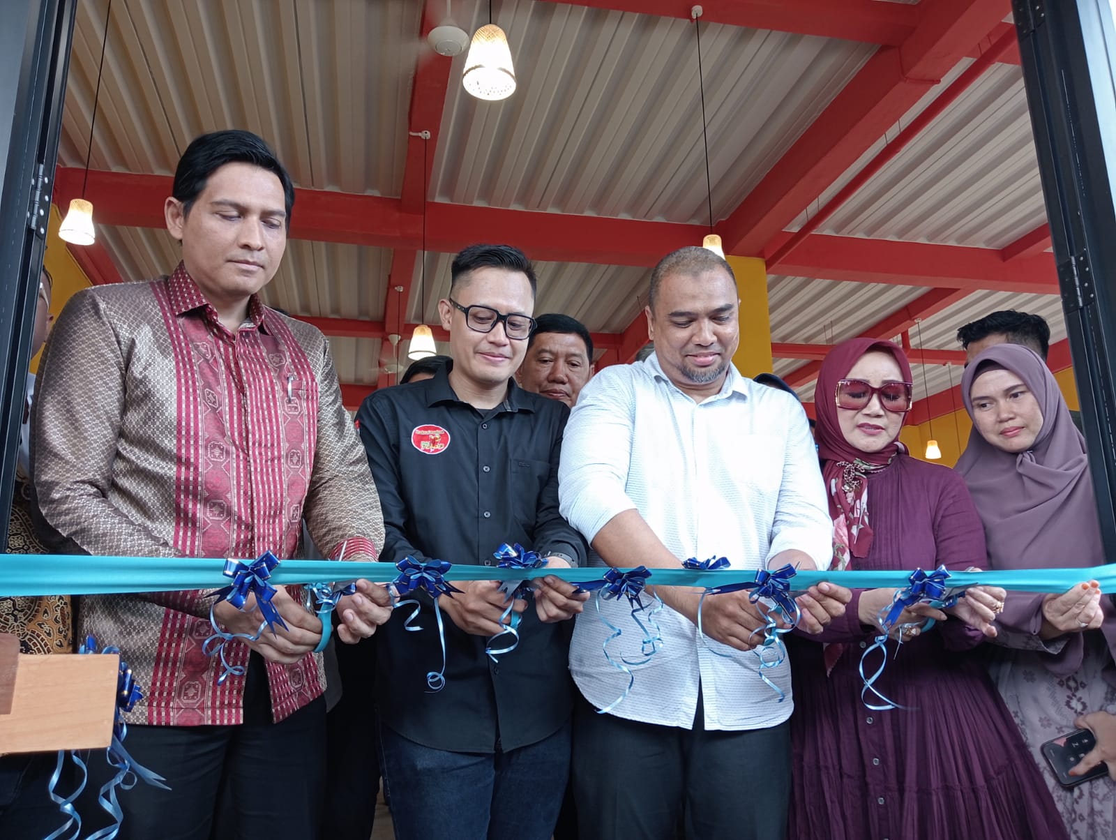 Bupati Lucky Hakim Resmikan Kedai Serba Sambal di Desa Tambak Indramayu