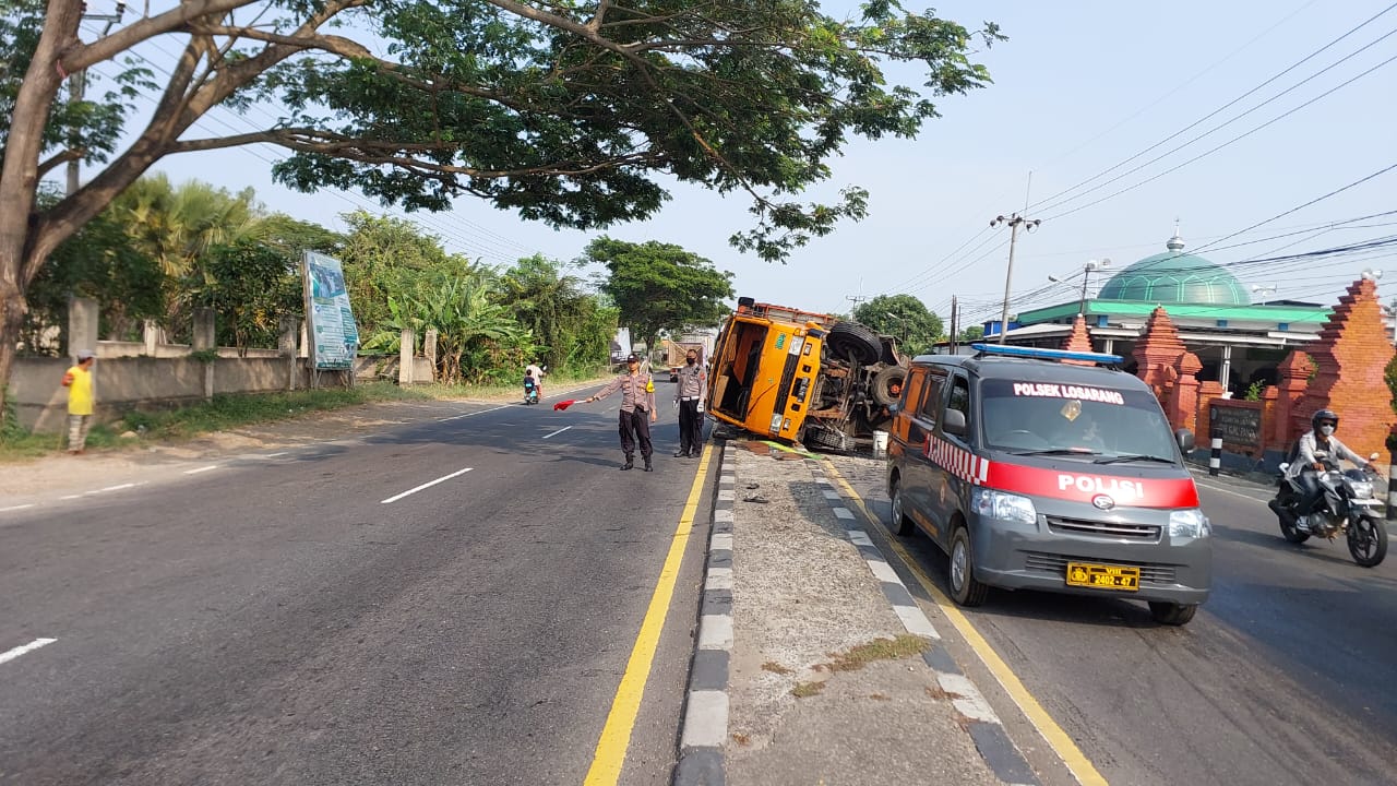 Laka Lantas Tunggal di Pantura Losarang, Satu Kendaraan Terguling 