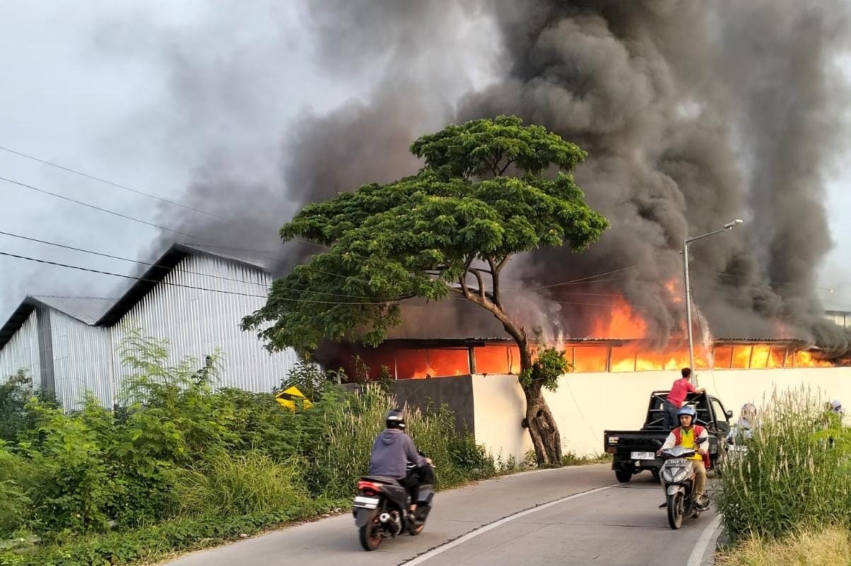 Kebakaran Terjadi di Pabrik Rotan Cirebon, Satu Ton Bahan Baku Ludes Terbakar