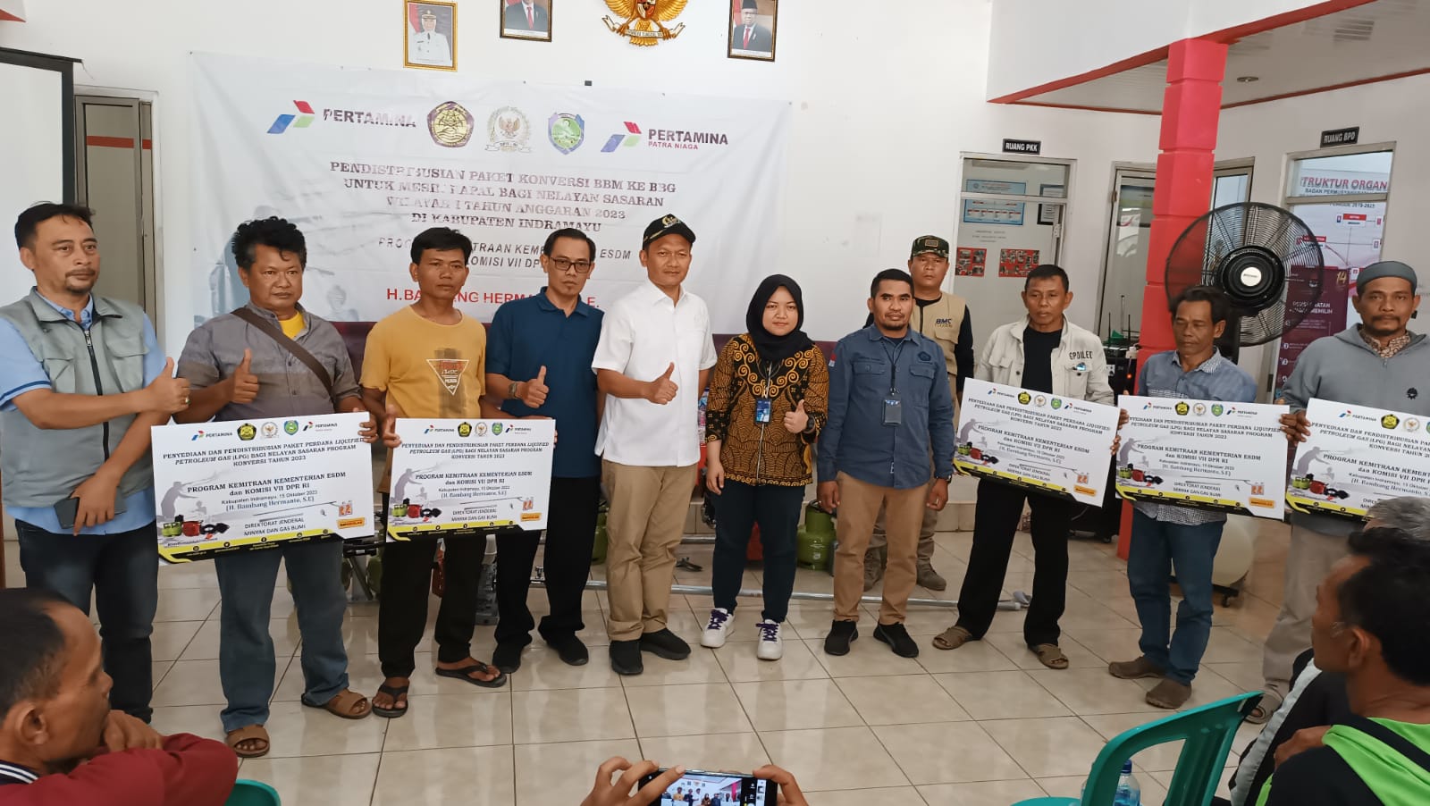 Bambang Hermanto Serahkan Bantuan Mesin dan LPG Bagi Nelayan di Indramayu