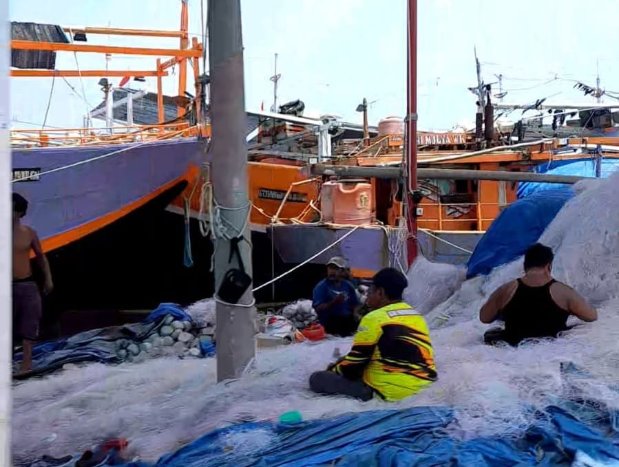 Objek Wisata Pantai Karangsong, Kapal Nelayan Berjejer Jadi Ciri Khas