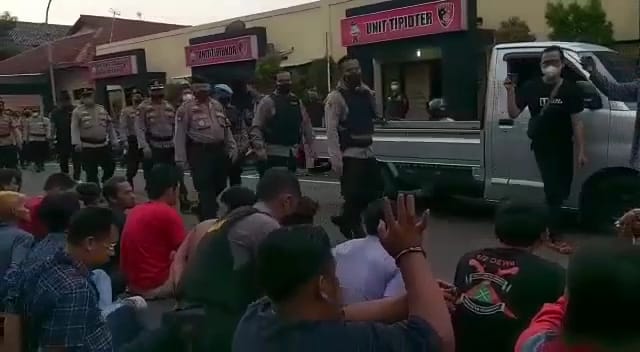 Tindak Tegas Premanisme, Polresta Cirebon Gerebek Markas LSM  dan Amankan Puluhan Anggotanya