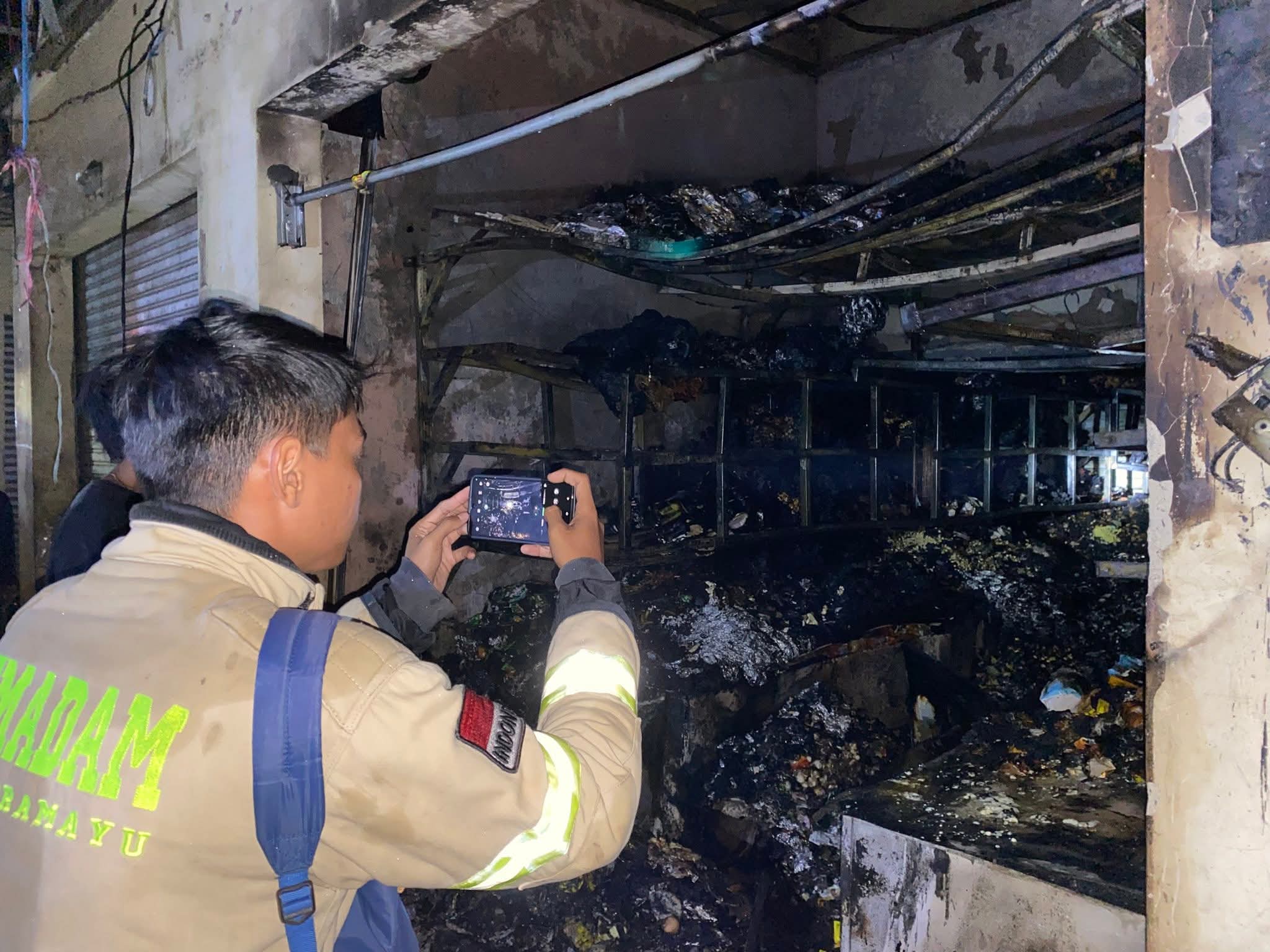 'Si Jago Merah' Beraksi di Pasar Induk Jatibarang, Tiga Kios Terbakar