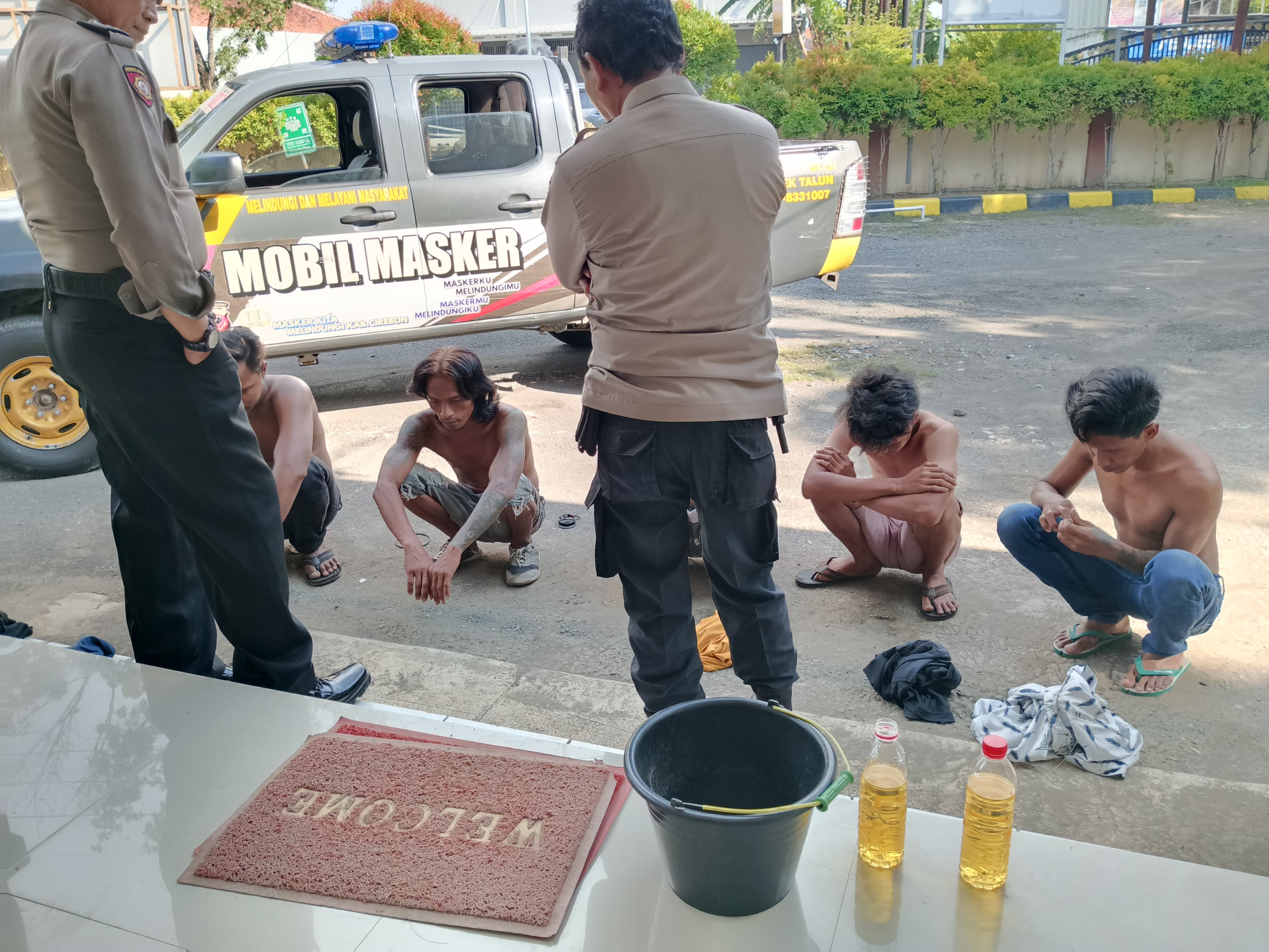 Minta Uang ke Pengendara, Lima Preman Cirebon Girang Diglandang Polisi