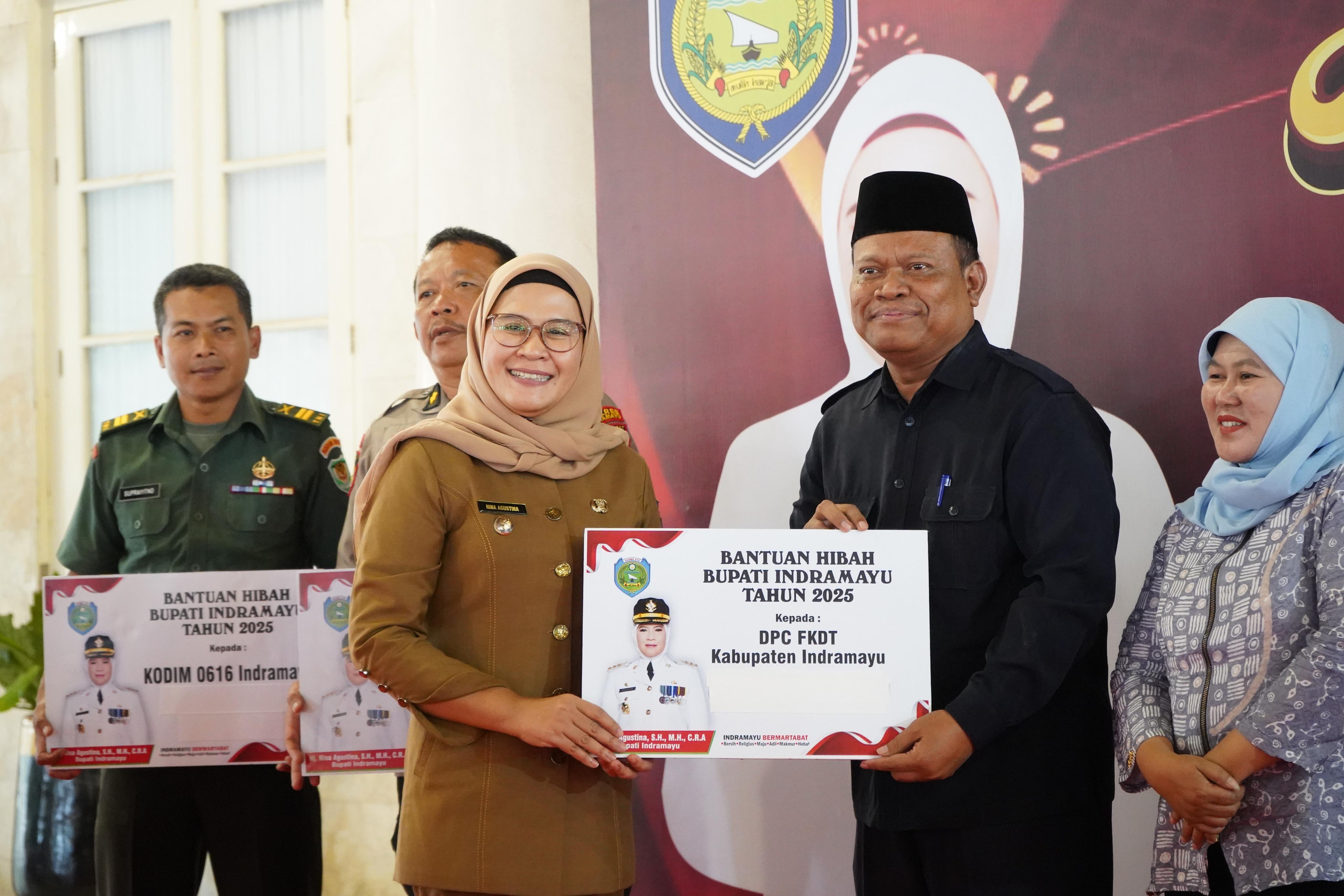 Bupati Nina Agustina Serahkan Hibah Daerah Tahun Anggaran 2025 dalam Peringatan Isra Mi'raj