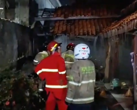 Diduga Dari Lilin, Rumah di Desa Cibereng Kebakaran