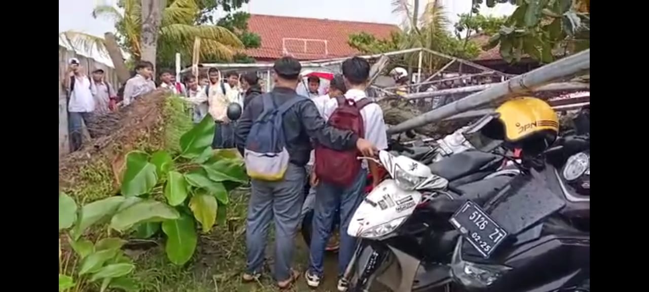 Pohon di Parkiran SMKN 1 Anjatan Tumbang, Timpa Motor Siswa