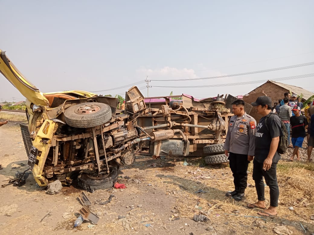 Kereta Api Tabrak Dump Truk di Haurgeulis Indramayu, Kernet Meninggal di TKP, Sopir Luka Berat