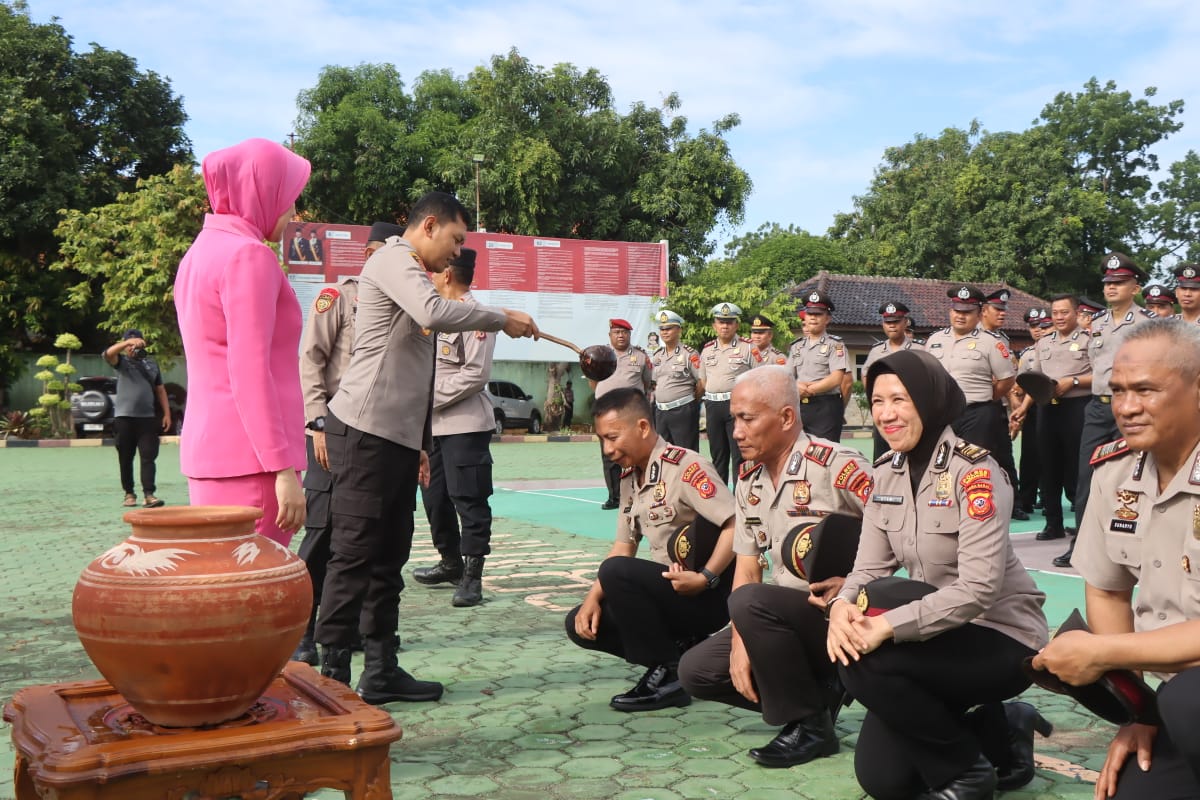 Puluhan Personel Polres Indramayu Naik Pangkat