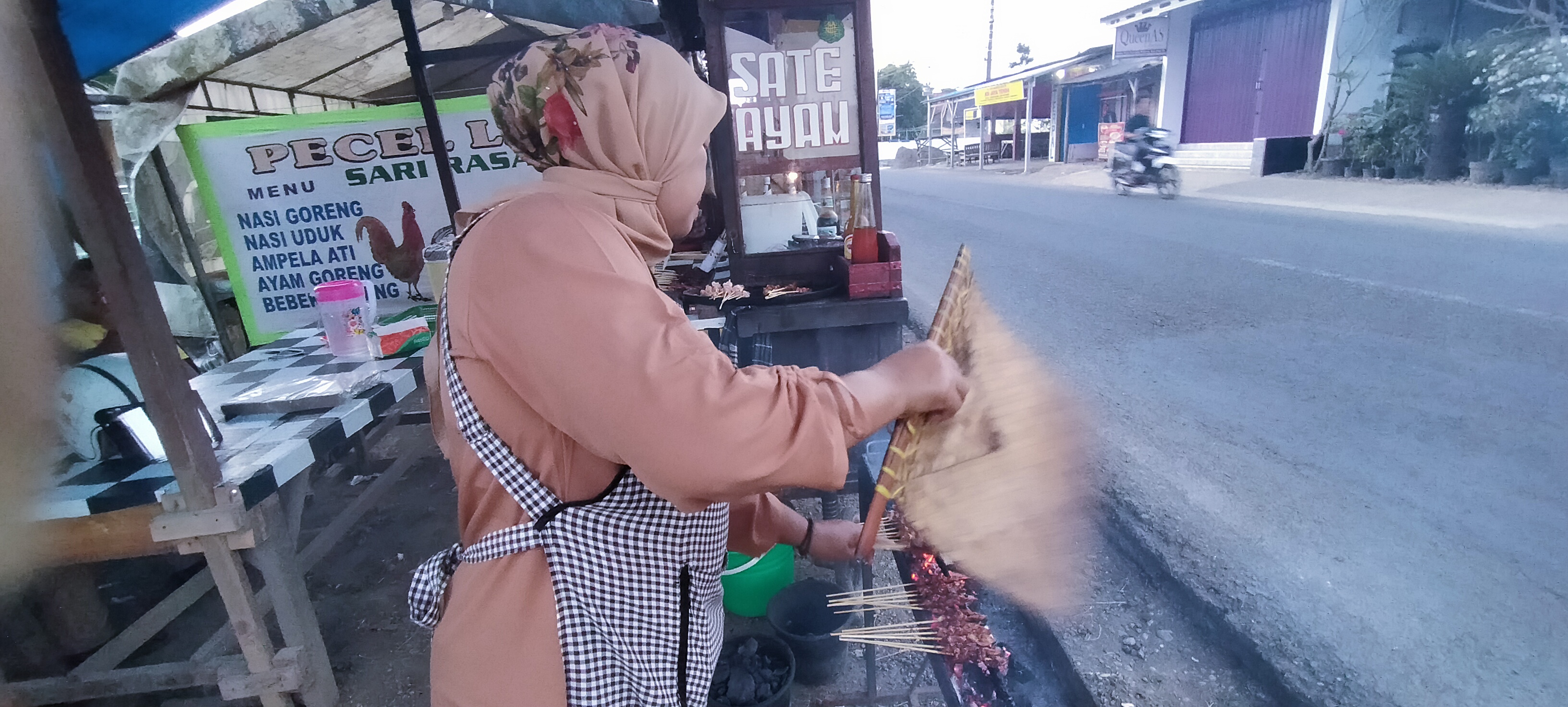 Pedagang Arang dan Tusuk Sate Laris Manis