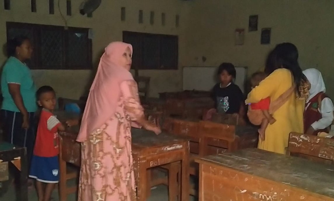 Hari Pertama Sekolah, Orang Tua Siswa Berebut Kursi Sampai Bawa Tali sebagai Tanda Bangku Sudah Ditempati