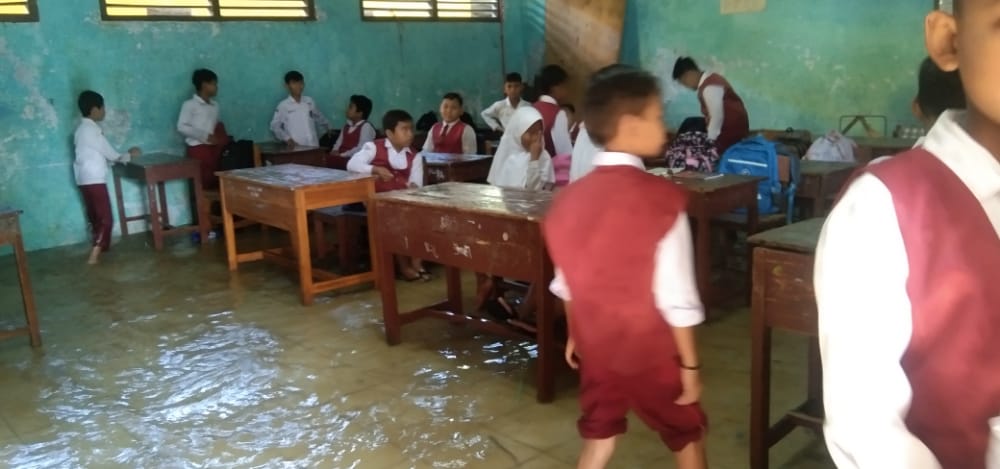 Hari Pertama Masuk Sekolah, SDN 2 Pranggong Kebanjiran