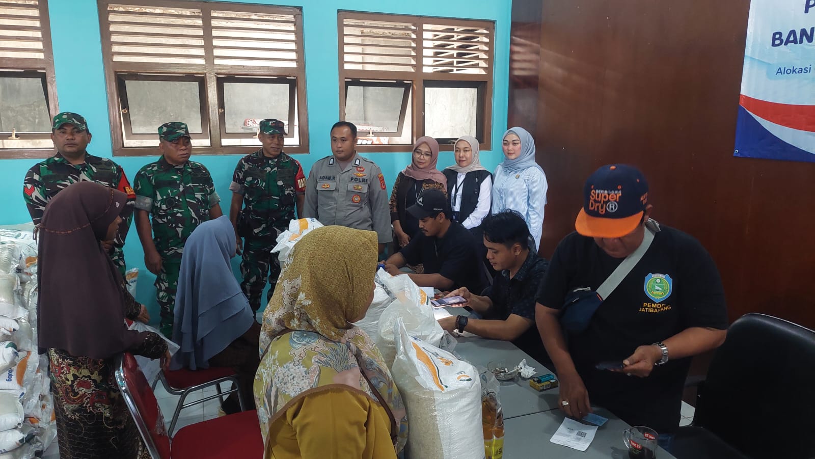 Bulog Indramayu bersama Tim Gabungan Pantau Penyaluran Banpang  di Jatibarang